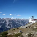 Wellnesshuettendorf Wiese *