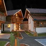 Chalet Wellnesshuettendorf Wiese