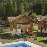 Chalet Wellnesshüttendorf Wiese St. Leonhard im Pitztal