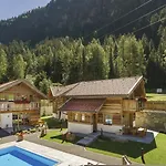 Wellnesshüttendorf Wiese