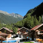 Chalet Wellnesshüttendorf Wiese