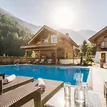 Wellnesshüttendorf Wiese Chalet St. Leonhard im Pitztal