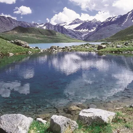 Wellnesshuettendorf Wiese *