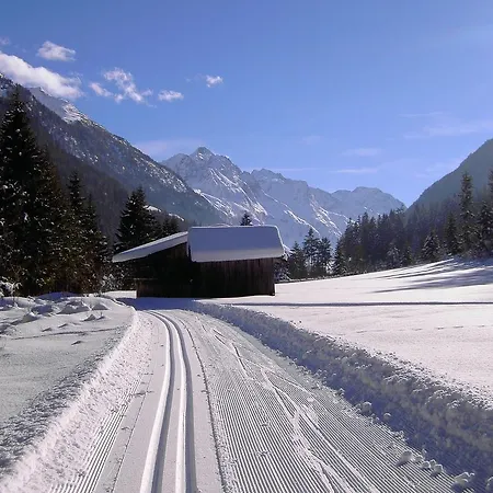 Wellnesshuettendorf Wiese
