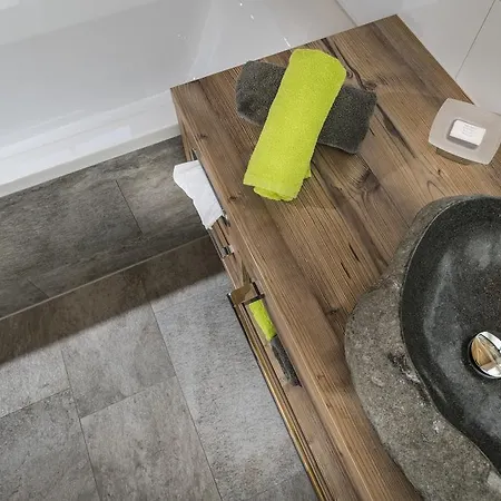 Wellnesshuettendorf Wiese 皮茨河谷圣莱昂哈德