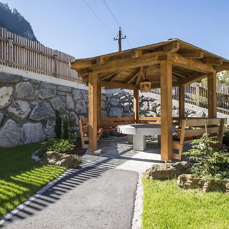 Wellnesshuettendorf Wiese 皮茨河谷圣莱昂哈德