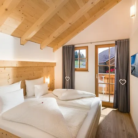 Wellnesshuettendorf Wiese 皮茨河谷圣莱昂哈德