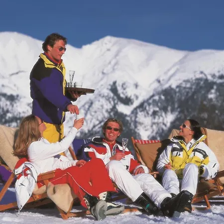 Wellnesshuettendorf Wiese