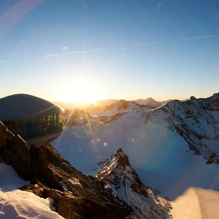 Wellnesshuettendorf Wiese *