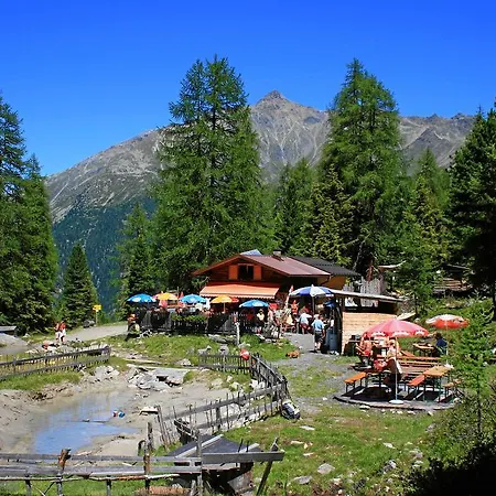 Wellnesshuettendorf Wiese *