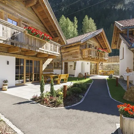 Wellnesshuettendorf Wiese